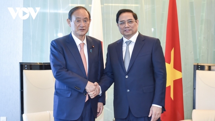 PM Chinh meets with former Japanese PM Yoshihide Suga